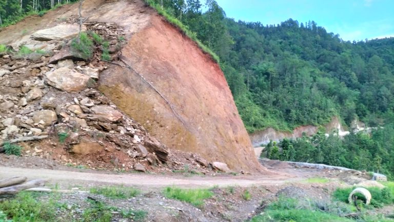 छल्दी-ठाढुंगा सडक : ठेकेदारको लापरबाहीले बालिकाको ज्यान गयो, दर्जनौं घर जोखिममा