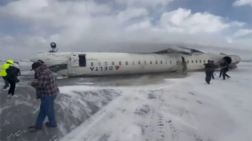 टोरन्टो विमानस्थलमा ८० जना सवार विमान पल्टियो