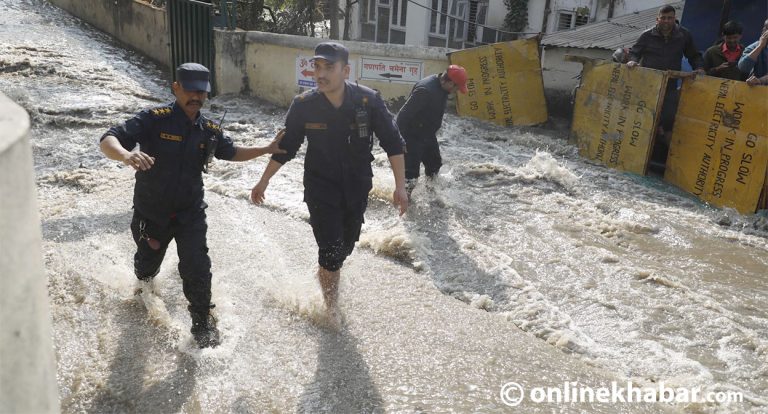 केयुकेएलले बिछ्याएको पाइप विद्युत प्राधिकरणले फुटाउँदा मध्य शहरमा भलबाढी