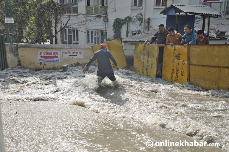 मेलम्ची खानेपानीको मुख्य पाइप फुट्दा बबरमहलमा बाढी, सरकारी कार्यालयमा डुबान