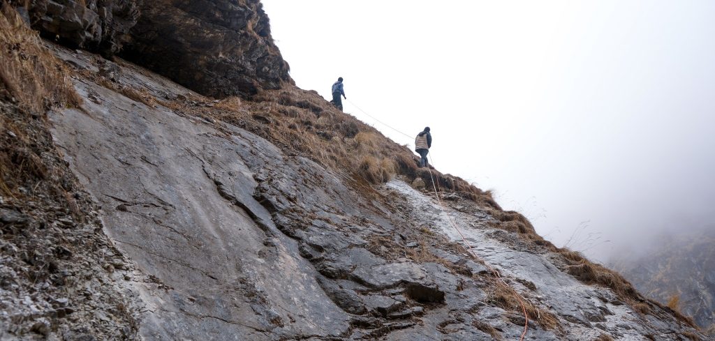 धवलागिरि आधार शिविर पुग्न डोरी र खरको गाँजको सहारा