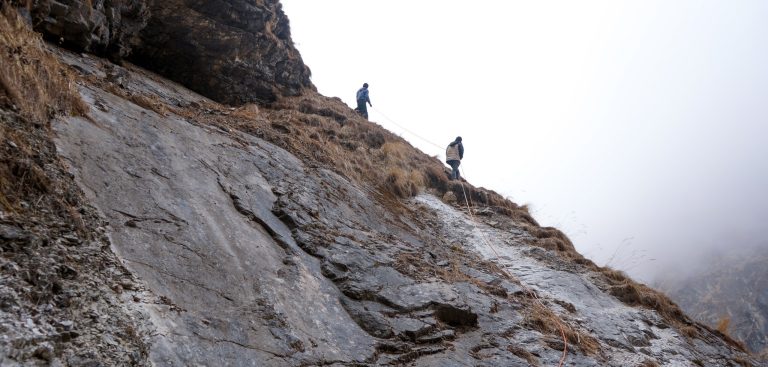 धवलागिरि आधार शिविर पुग्न डोरी र खरको गाँजको सहारा