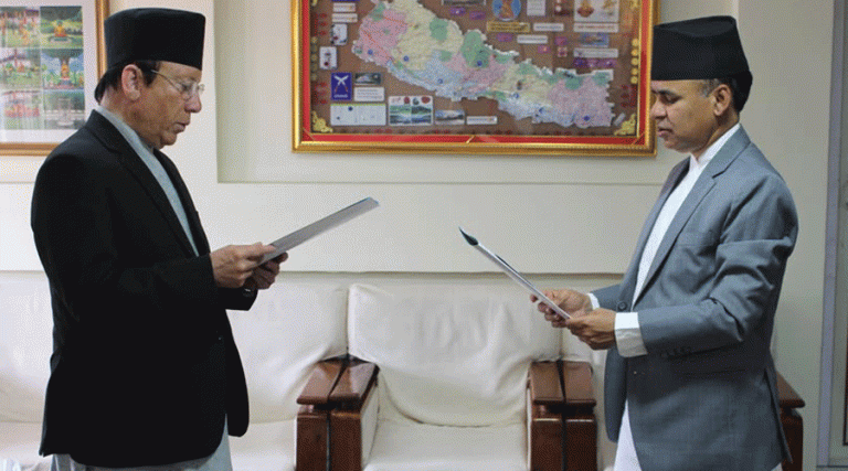 अर्थ सचिव उपाध्यायले लिए राष्ट्र बैंक सञ्चालकको सपथ