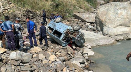 दर्शनार्थी चढेको भ्यान म्याग्दीमा दुर्घटना हुँदा एकको मृत्यु, तीन घाइते