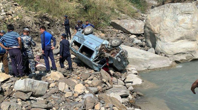 दर्शनार्थी चढेको भ्यान म्याग्दीमा दुर्घटना हुँदा एकको मृत्यु, तीन घाइते
