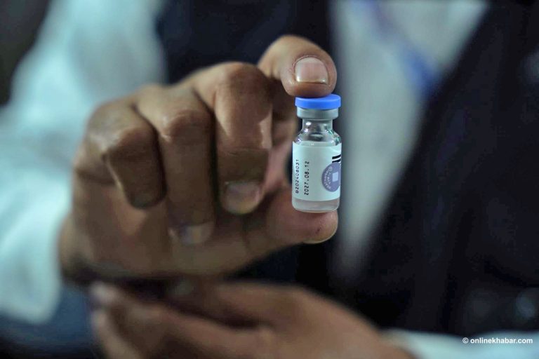 पर्वतका ९५० किशोरीलाई एचपीभी खोप लगाइँदै