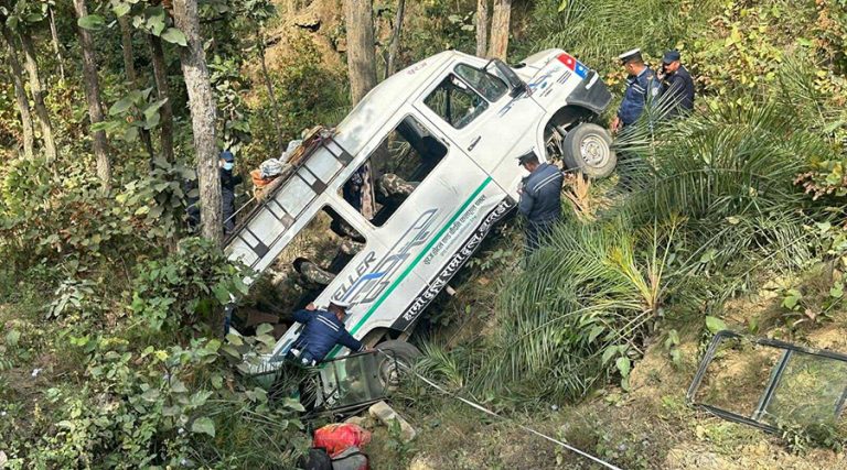सुर्खेतको बाङ्गेसीमलमा गाडी दुर्घटना हुँदा १३ जना घाइते