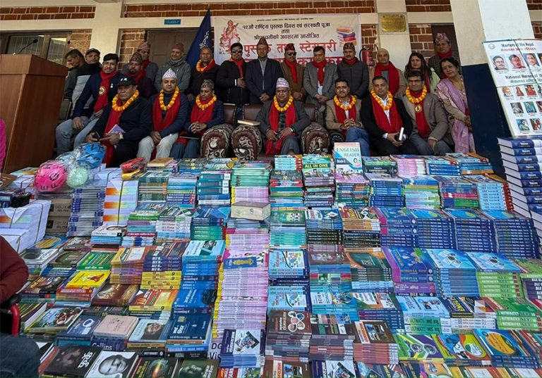 खगेन्द्र नवजीवनका विद्यार्थीहरूलाई स्टेशनरी तथा खेलकुदका सामग्री
