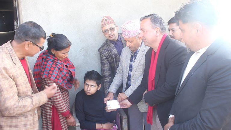 गुल्मीमा अशक्तलाई घरमै पुगेर नागरिकता प्रदान