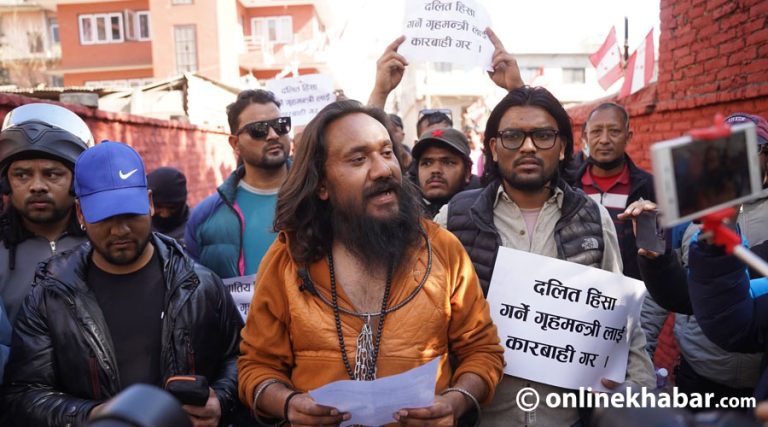 गृहमन्त्रीलाई कारबाही माग गर्दै कांग्रेस कार्यालयमा प्रदर्शन (तस्वीरहरू)