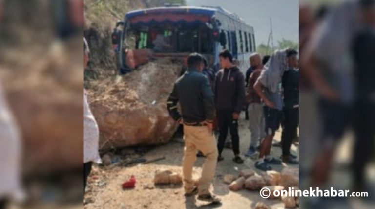नुवाकोटमा मोटरसाइकल जोगाउन खोज्दा भित्तामा ठोक्कियो बस, एक जनाको मृत्यु