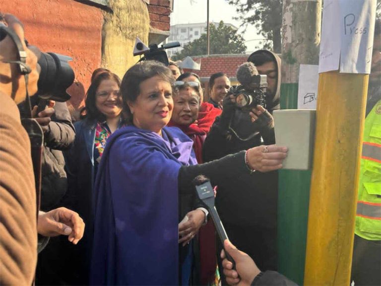 पद्मकन्या क्याम्पस अगाडि ट्राफिक लाइट जडान