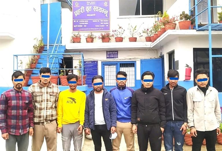 काठमाडौंमा बसभित्र पाकेटमारी, समातिए १० युवा