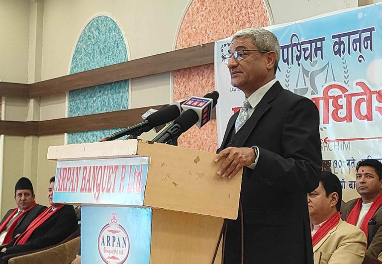 लोकतन्त्रको विकल्प खोज्नु मुलुकलाई संकटमा धकेल्नु हो : गृहमन्त्री लेखक