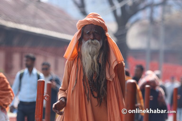पशुपति आउन थाले महाशिवरात्रिका लागि जोगी र साधुसन्त (तस्वीरहरू)