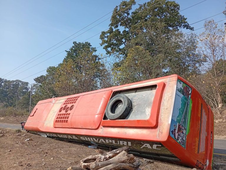 कैलालीमा बस दुर्घटना हुँदा चार जना घाइते
