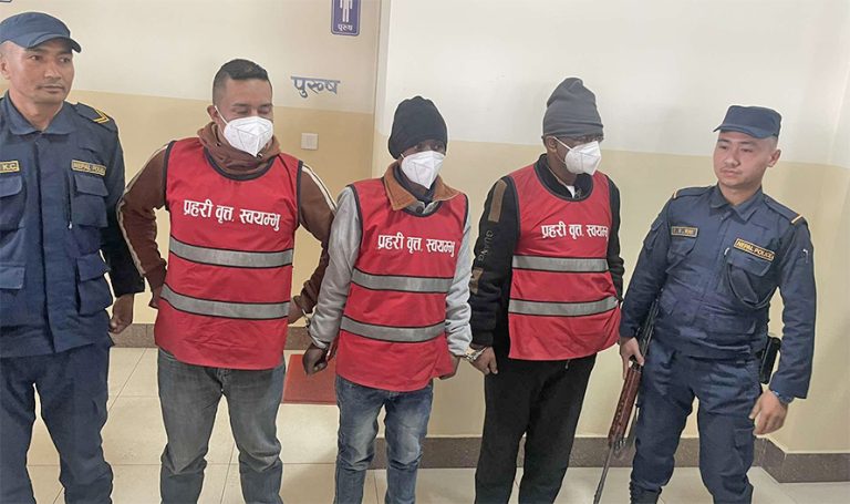 सुनको गरगहना चोरी गरेको आरोपमा ३ जना पक्राउ