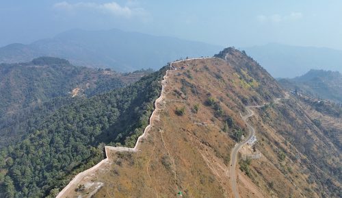 पर्यटकका रोजाइमा‘ तुवाचुङ मिनी ग्रेटवाल’