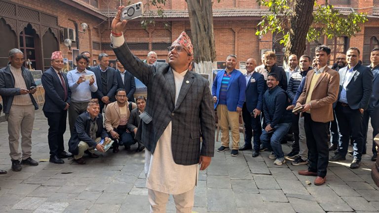 सेल्फी लिएर पर्यटन मन्त्रीले गरे ‘फोटो नेपाल’ उद्घाटन