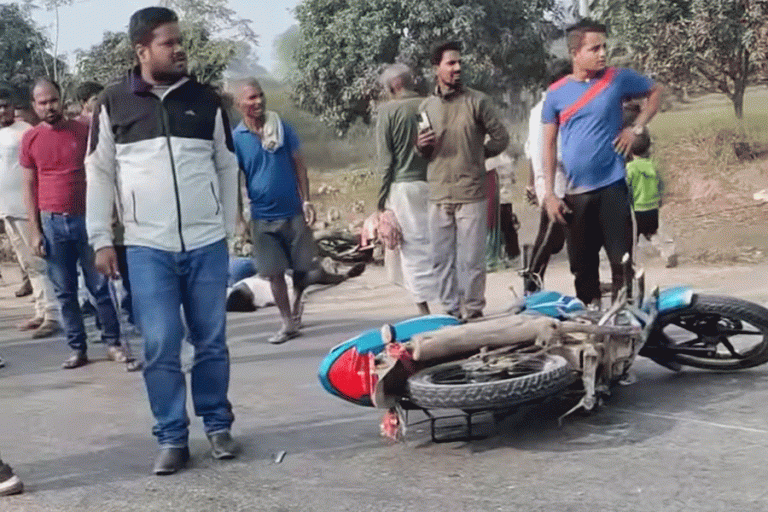 धनुषामा २ मोटरसाइकल ठोक्किँदा ४ जना घाइते