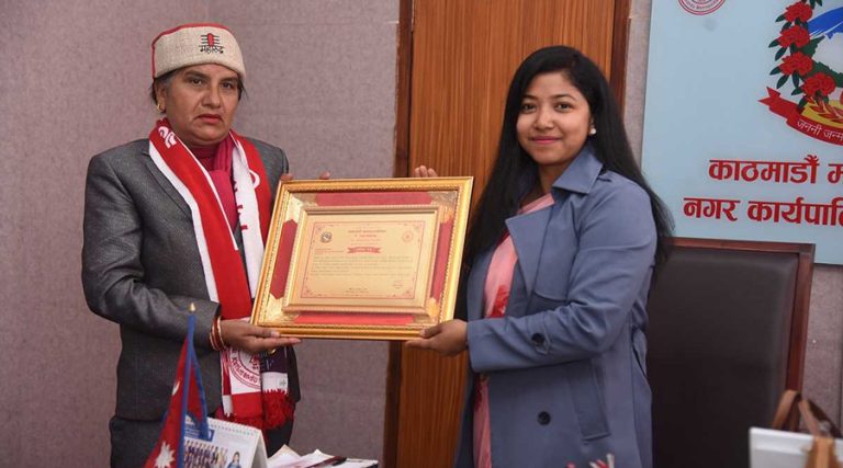 ‘बुलेट आमा’ लाई काठमाडौं महानगरको सम्मान
