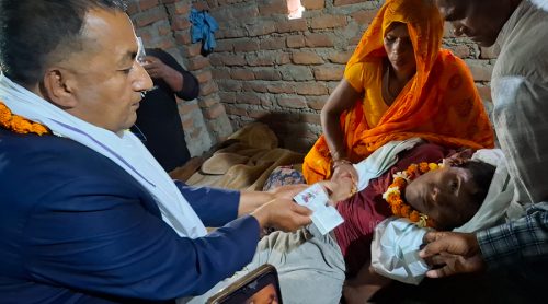 धनुषामा अपाङ्‍गता भएका मुकेशलाई घरमै नागरिकता