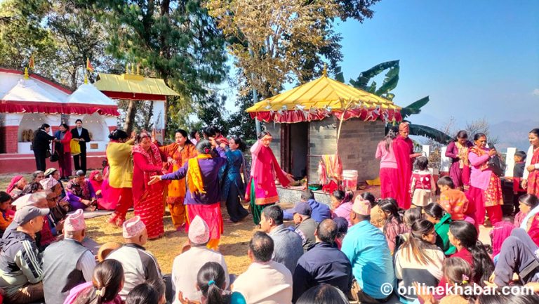 स्वस्थानीको कथा श्रवण गर्न धागिथुम मन्दिरमा भक्तजनको चहलपहल