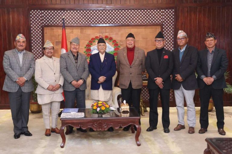 पूर्वआईजीपीहरुले प्रधानमन्त्रीलाई भने : गृहको नियन्त्रण र सुपरीवेक्षण आपत्तिजनक छ, सच्याइयोस्