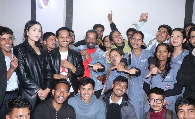 ‘फेरि रेशम फिलिली’लाई सकारात्मक प्रतिक्रिया, हल भिजिटमा कलाकार