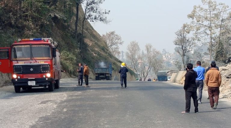 ट्रकमा लोड भएको सिलिन्डरबाट एक्कासि ग्यास लिक भएपछि