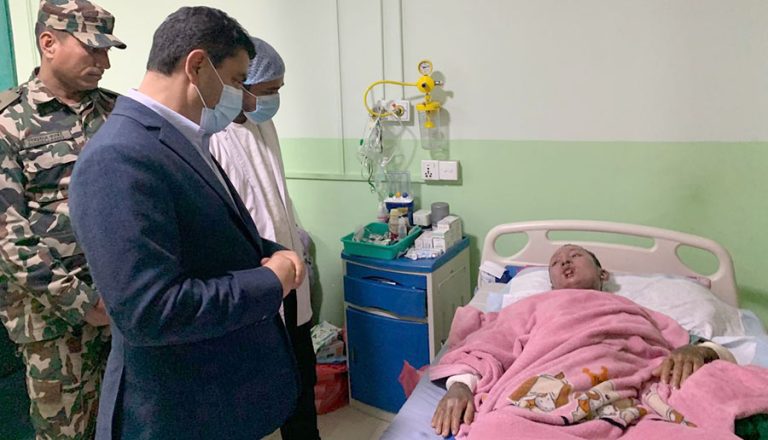 बर्न अस्पताल पुगेर स्वास्थ्यमन्त्रीले भने– उपचारमा कमी नहोस्