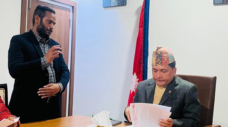 मुख्यसचिवसँग कर्मचारी संगठनको माग : सचिव कुट्ने वडाध्यक्षलाई कारबाही होस्