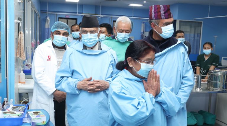अर्थमन्त्री पौडेल र मेयर आचार्यको स्वास्थ्य बुझ्न प्रधानमन्त्री कीर्तिपुर अस्पतालमा