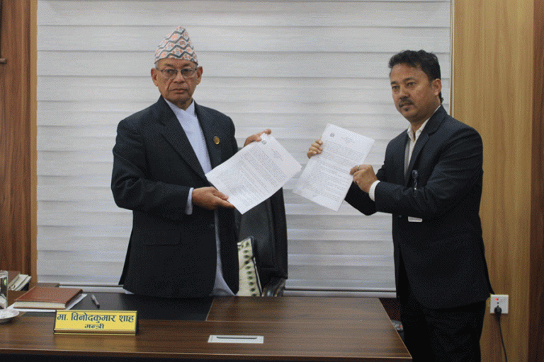 कर्णालीका कृषिमन्त्रीले गरे सचिवसँग कार्यसम्पादन सम्झौता