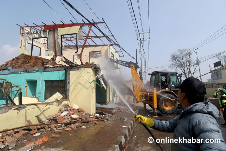 न्हुँ पोखरी संरक्षण गर्न ललितपुर महानगरले वडा कार्यालयमाथि नै चलायो डोजर