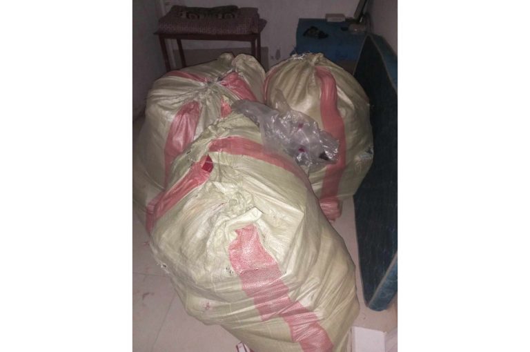 कैलालीमा ७ लाख रुपैयाँ बढीको अवैध सामान बरामद
