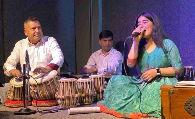 दिवंगत प्रस्तोतालाई सम्झँदै फर्कियो ‘पलेँटी’