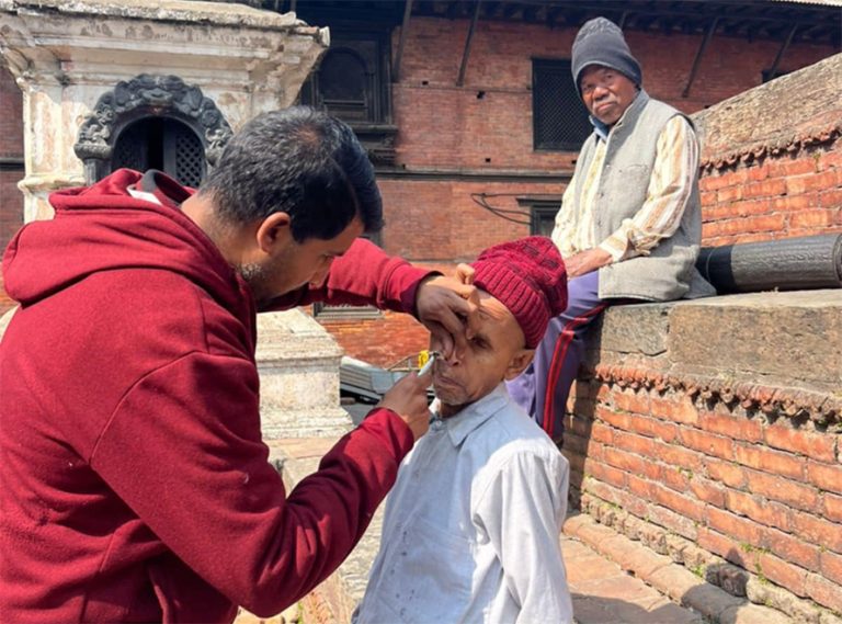 प्रेम दिवसका दिन पशुपतिका वृद्धवृद्धालाई युवाहरुको हेरचाह र माया
