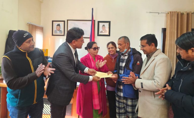 क्यान्सरपीडित कलाकार थापालाई आर्थिक सहयोग