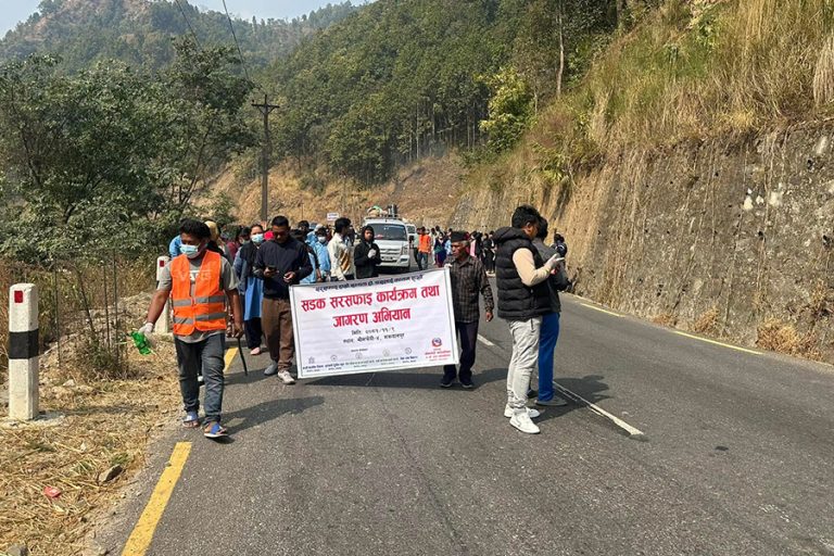 भीमफेदीमा सडक सफाइ गर्न जनप्रतिनिधि र स्थानीयको जागरण अभियान
