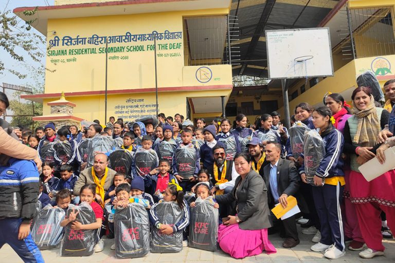 देवयानी इन्टरनेसनल नेपालले बाँड्यो पोखराका २९२ विद्यार्थीलाई शैक्षिक सामग्री
