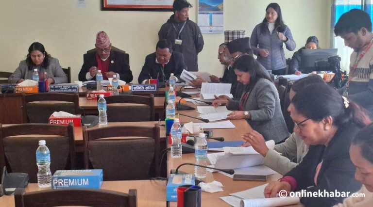 शिक्षा समितिमा ढिलो पुगे सभापति, माफी माग्दै भने- अबदेखि हुँदैन