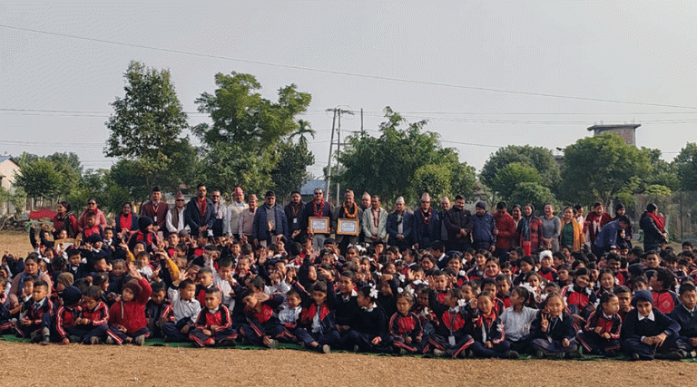 सिद्धार्थ बैंकद्वारा कालिका माविलाई शैक्षिक सामग्री सहयोग