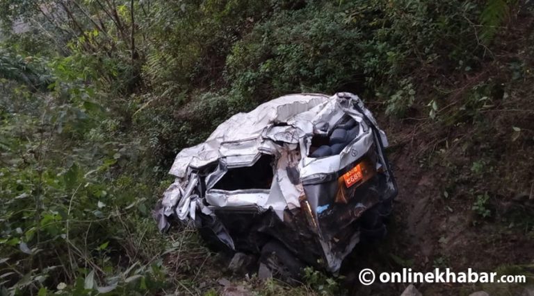 सिन्धुली दुर्घटनाका एक घाइतेलाई काठमाडौं ल्याइँदै, कस्तो छ अन्यको अवस्था ?