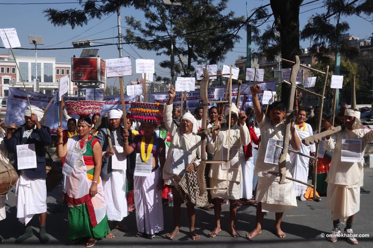माइतीघरमा स्वर्गद्वारी गुठी पीडित मोही किसानको धर्ना (तस्वीरहरू)