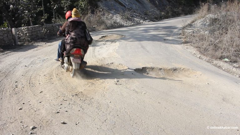 हस्तान्तरण नहुँदै भत्कियो तम्घास-छल्दी सडकको कालोपत्रे, मर्मत नहुँदा जोखिम