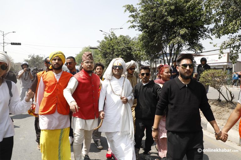 राजावादी समूहको प्रदर्शनमा पुगे विवादास्पद धर्मगुरु आचार्य श्रीनिवास