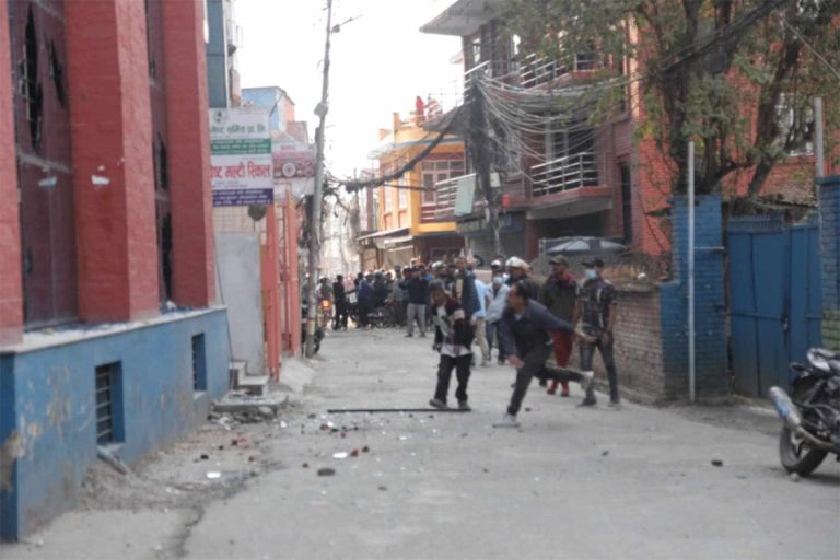 अन्नपूर्ण पोष्टको कार्यालयमा ढुंगामुढा