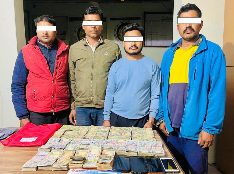 स्रोत नखुलेको २८ लाख ९० हजार रुपैयाँसहित ४ जना पक्राउ