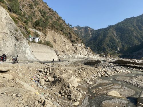 बिपी राजमार्गको क्षतिग्रस्त खण्ड पुनर्निर्माण गरिंदै